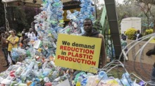 Klimaaktivisten marschieren in Nairobi und fordern im Vorfeld der INC-3 eine drastische Reduzierung der weltweiten Plastikproduktion. Foto: epa/Daniel Irungu