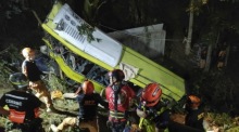Tote nach dem Sturz eines Busses in eine Schlucht auf den Zentralphilippinen in Hamtic. Foto: epa/Iloilo City Disaster Risk Reduction & Management Office