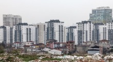 Blick auf alte Wohnviertel und neue Hochhausprojekte in Istanbul: Die Millionenmetropole bleibt angesichts der Erdbebengefahr stark verwundbar. Foto: epa/Sedat Suna