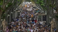 Demonstranten protestieren in Palma de Mallorca gegen den Massentourismus und fordern eine Begrenzung der Besucherzahlen auf der Baleareninsel. Foto: EPA/Cati Cladera