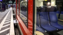 Bei einem Warnstreik im Bahnbetrieb in Deutschland steht ein leerer Zug auf dem Bahnsteig. Foto: epa/Christopher Neundorf