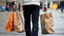 Ein Mann trägt Einkaufstüten durch die Innenstadt. Das Statistische Bundesamt veröffentlicht am 29.04.2022 Zahlen zum Bruttoinlandsprodukt (Schnellmeldung) im 1. Quartal 2022. Foto: Martin Schutt/dpa