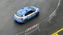 Ein Auto der italienischen Polizei steht vor einer Absperrung. Foto: Christoph Sator/dpa