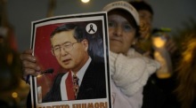 Ein Unterstützer von Keiko Fujimori hält vor ihrem Auftritt in Lima ein Bild ihres Vaters Alberto Fujimori. Foto: EPA/John Reyes Mejia