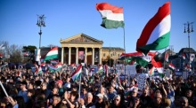 Anhänger der Oppositionspartei Tisza jubeln während einer Kundgebung in Budapest zum Nationalfeiertag, der an die Revolution von 1848 gegen die Habsburgerherrschaft erinnert. Foto: EPA/Boglarka Bodnar