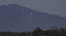 Blick auf eine Flagge von Nordkorea nahe der entmilitarisierten Zone in Südkorea, nachdem Pjöngjang neue Flugabwehrraketen in Richtung Ostmeer getestet hat. Foto: epa/Jeon Heon-kyun
