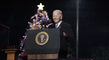 Der amerikanische Präsident Joe Biden lächelt während der Zeremonie der nationalen Weihnachtsbaumbeleuchtung auf der Ellipse des Weißen Hauses in Washington. Foto: epa/Yuri Gripas /