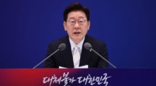 Lee Jae-myung spricht bei einer Pressekonferenz in Seoul zum ersten Jahrestag seiner Amtsübernahme. Foto: epa/Chung Sung-jun/pool