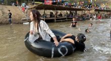 Die sanften Fluten von Mae Kam, durchzogen von der Freude und dem Lachen der Besucher, kreieren ein unvergessliches Erlebnis inmitten der Natur Chiang Rais. Foto: 77kaoded