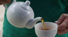 Eine Tasse Tee wärmt uns im Herbst auf. Foto: Philipp Brandstädter/dpa