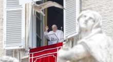 Papst Franziskus spricht das Angelusgebet vom Fenster seines Büros aus, das den Petersplatz in der Vatikanstadt überblickt. Foto: epa/Fabio Frustaci