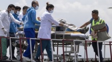 Der nepalesische Everest-Bergführer Hillary Dawa Sherpa wird nach seiner Rettung per Hubschrauber in ein Krankenhaus nach Kathmandu gebracht. Foto: epa/Narendra Shrestha