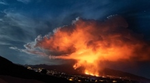 Der Vulkan Cumbre Vieja auf La Palma lässt Lava und Rauch aufsteigen. Foto: epa/Miguel Calero