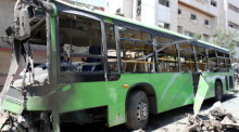 Ein beschädigter Bus ist an der Stelle zu sehen, an der ein mit einer Sprengfalle versehenes Fahrzeug in Damaskus explodierte. Foto: epa/Youssef Badawi