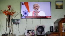 Ein Fernsehbildschirm zeigt den indischen Premierminister Narendra Modi während einer im Fernsehen übertragenen Rede. Foto: epa/Piyal Adhikary