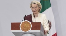 Die Präsidentin der Europäischen Kommission, Ursula von der Leyen, spricht während einer Pressekonferenz. Foto: epa/Olivier Hoslet