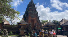 Indonesien, Kintamani: Touristen besuchen einen hinduistischen Tempel auf Bali. Dabei ist meist ein Sarong (langer Rock für Männer und Frauen) Pflicht. Fotos: Carola Frentzen/dpa