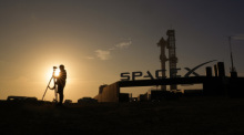 Ein Fotograf bereitet sich darauf vor, Fotos von der SpaceX-Megarakete «Starship» zu machen, während sie für einen Testflug von der Starbase vorbereitet wird. Foto: Eric Gay/Ap/dpa