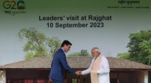 Der indische Premierminister Narendra Modi (R) begrüßt den kanadischen Premierminister Justin Trudeau bei seiner Ankunft an der Gedenkstätte von Mahatma Gandhi in Rajghat, Neu-Delhi. Foto: epa/India Press Information Bureau