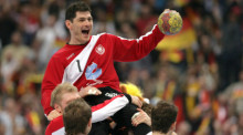 Handball-WM-2007, Halbfinale, Deutschland - Frankreich in der Kölnarena. Deutsche Spieler tragen den Torhüter Henning Fritz nach dem Sieg über das Spielfeld. Foto: Oliver Berg/dpa