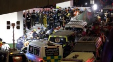 Forensiker untersuchen nach dem Brand in einem Pub in Bangkok die Leichen der Todesopfer. Foto: epa/Rungroj Yongrit