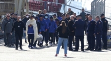 Gerettete Migranten erreichen nach ihrer Überfahrt einen Hafen – Teil eines neuen EU-Asylverfahrens außerhalb Europas. Foto: epa/Malton Dibra