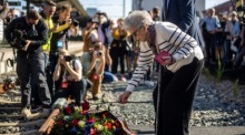 Milena Grenfell-Baines erinnert in Brünn an die Opfer der Shoah am historischen Abfahrtsort jüdischer Kindertransporte. Foto: Martin Divisek/epa/dpa