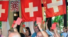 Mitglieder der Swiss Society Hua Hin stimmen während der Generalversammlung über die anstehenden Beschlüsse und personellen Veränderungen im Vorstand ab. Foto: Sshh