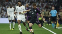 Joshua Kimmich (R) von Bayern München in Aktion gegen Jude Bellingham von Real Madrid. Foto: epa/Juanjo Martin