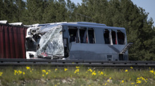 Blick auf den beschädigten Reisebus auf der A12. Foto: Hannes P. Albert/dpa