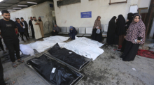 Palästinenser stehen vor einem Leichenschauhaus in Rafah um die Leichen von Menschen, die bei israelischen Bombardierungen im Gazastreifen getötet wurden. Foto: Hatem Ali