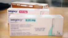 Verschiedene Packungen des Abnehmmittels «Wegowy» des Pharmakonzerns Novo Nordisk liegen in einer dänischen Apotheke auf dem Verkaufstresen. Foto: Steffen Trumpf/dpa