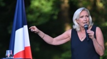 Marine Le Pen spricht bei einer Veranstaltung der Partei Rassemblement National im nordfranzösischen Liévin. Foto: EPA/Firas Abdullah