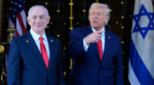 US-Präsident Donald Trump (r) begrüßt den israelischen Ministerpräsidenten Benjamin Netanjahu in seinem Club Mar-a-Lago. Foto: Alex Brandon/Ap/dpa