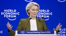 Die Präsidentin der Europäischen Kommission, Ursula von der Leyen, spricht während einer Plenarsitzung im Kongresssaal auf der 56. Jahrestagung des Weltwirtschaftsforums (WEF) in Davos. Foto: epa/Laurent Gillieron