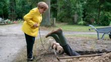 Angela (Katharina Thalbach) und Mops 'Helmut' finden die Leiche in einer Szene aus «Miss Merkel - Ein Uckermark-Krimi: Mord auf dem Friedhof». Foto: Oliver Feist/Rtl/dpa