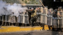 Polizei konfrontiert Demonstranten während der sogenannten "Übernahme von Lima" in Lima. Foto: epa/Str