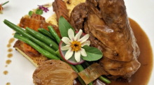 Die langsam geschmorte australische Lammhaxe wird mit gebratener Mais-Polenta, grünen Bohnen und kräftiger Jus serviert. Fotos: Vespresso Restaurant.
