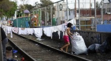 Eine Person geht an einer Wäscheleine in einem Migrantenlager in Mexiko-Stadt vorbei. Foto: EPA/Sashenka Gutierrez