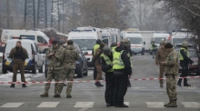 Polizeibeamte stehen in der Nähe einer Absperrung und von Krankenwagen in der Nähe eines von Granaten getroffenen Infrastrukturobjekts in Kiew (Kiev). Foto: EPA-EFE/Sergey Dolzhenko