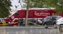 Fahrzeuge der Feuerwehr von San Antonio stehen vor der Grundschule Robb Elementary School. Bei einem Amoklauf an einer Grundschule im US-Bundesstaat Texas sind mehrere Menschen getötet worden. Foto: William Luther