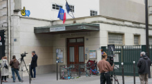 Journalisten filmen vor einem Kindergarten in Paris. Der Skandal um sexuelle Gewalt an Schulen und Kitas weitet sich aus. Foto: AFP/dpa/dimitar Dilkoff