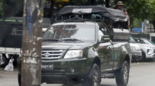 Ein militärisches Fahrzeug patrouilliert auf einer Straße in Yangon. Foto: epa/Stringer