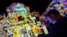 Ein Besucher betrachtet Steve Pavlovskys «Liquid Light Show» auf dem Theaterplatz beim Zsolnay-Lichtfestival in Pécs, Ungarn. Symbolfoto: epa/Judit Ruprech