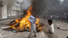 Ein Demonstrant in Kathmandu bereitet sich darauf vor, ein Bild des zurückgetretenen Premiers Oli während der Proteste zu verbrennen. Foto: epa/Narendra Shrestha