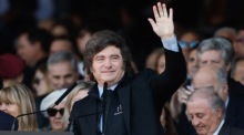 Argentiniens Präsident Javier Milei winkt bei der Eröffnung der Landwirtschafts- und Viehzuchtmesse in Buenos Aires den Besuchern zu. Foto: EPA/Juan Ignacio Roncoroni