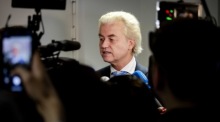 Der rechtsextreme PVV-Vorsitzende Geert Wilders spricht vor der Presse in Den Haag. Foto: EPA-EFE/Robin Van Lonkhuijsen