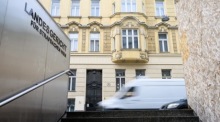 Wiener Landesgericht entscheidet über die Untersuchungshaft des österreichischen Geschäftsmannes Rene Benko. Foto: epa/Max Slovencik