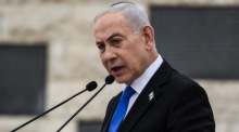 Benjamin Netanyahu spricht bei einer Gedenkfeier zum israelischen Erinnerungstag Yom HaZikaron auf dem Herzlberg in Jerusalem. Foto: epa/Ilia Yefimovich/pool