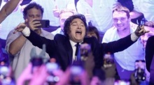 Der argentinische Präsident Javier Milei reagiert während der Abschlusskundgebung der Partei La Libertad Avanza in Rosario. Foto: epa/Stringer